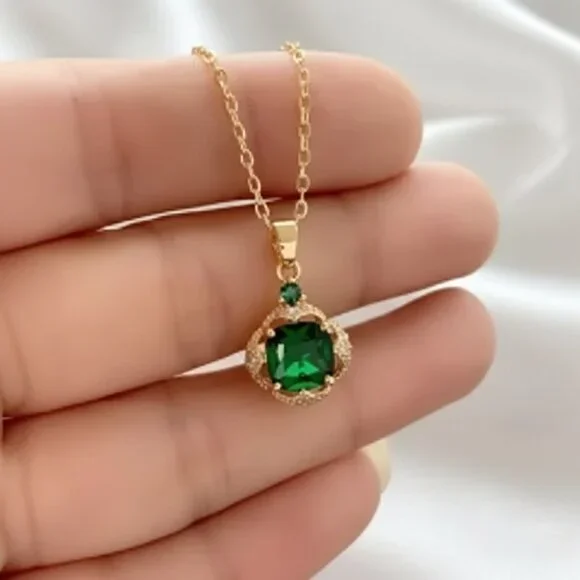 2 Carat Simulated Emerald CZ Gold Tone Pendant Necklace NWOT - Picture 4 of 9